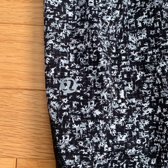 Lululemon Black and White Print Leggings Size 2. Mesh Detailing and Floral - Picture 3 of 5